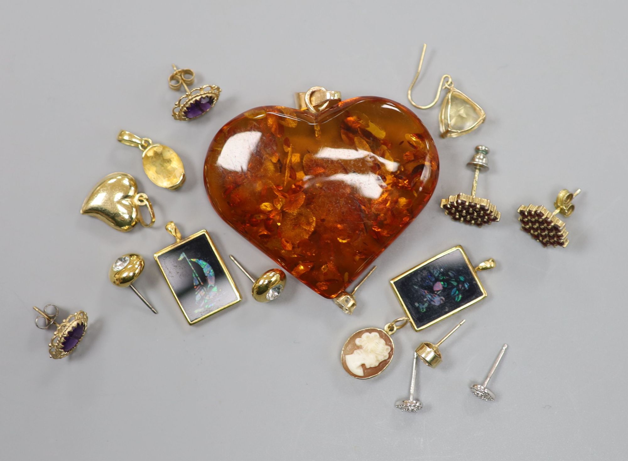 Minor jewellery including heart shaped amber pendant, five pair of earrings including one 9ct gold etc.